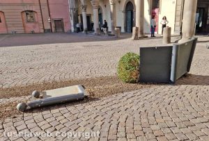 Viterbo - Auto contro le fioriere di piazza del Comune