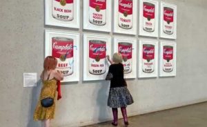 Canberra - Attiviste imbrattano e poi si incollano le mani al Campbell's Soup di Andy Warhol