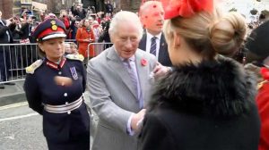 York - Manifestanta antimonarchico lancia delle uova contro re Carlo e la regina Camilla