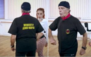 La maglietta di Enrico Montesano con la scritta e il simbolo fascista di Enrico Montesano