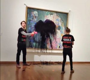 Vienna - Attivisti lanciano un liquido nero su un quadro di Klimt