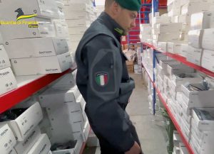 Roma - Guardia di finanza - Sequestrati articoli