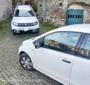 Vetralla - Auto parcheggiata in via dei Funari