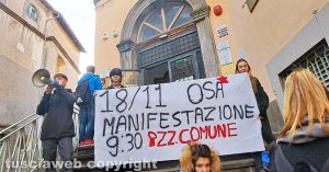 Viterbo - Il presidio di Osa davanti all'istituto superiore Santa Rosa