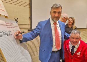 Vasanello - Il presidente del consiglio Giuseppe Mancuso firma la carta dei diritti per gli affetti da Sla