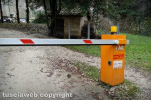 Vitorchiano - La sbarra in via Sandro Pertini