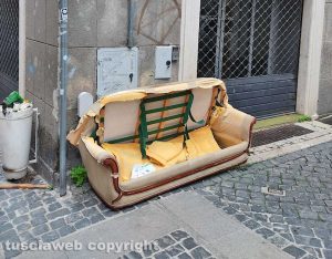 Viterbo - Divano in strada in via Angusta