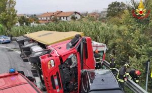 Ancona - Camion si ribalta e schiacchia un'ambulanza