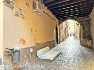 Viterbo - Il materasso abbandonato in via Sant'Egidio