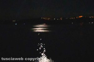 La luna si specchia nel lago