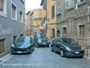 Viterbo - Una macchina bloccata in via Angusta
