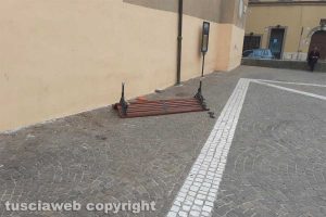 Viterbo - Panchina ribaltata al Sacrario