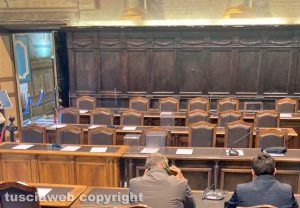 Viterbo - Consiglio comunale saltato I banchi della maggioranza vuota