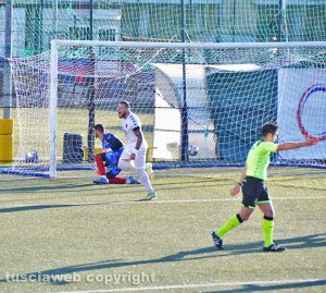 Vittorini esulta dopo il gol