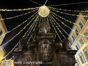 Viterbo - Le luminarie in piazza delle erbe