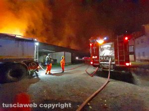 Tarquinia - Fienile in fiamme a Riva dei Tarquini