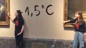 Madrid - Attivisti per il clima si incollano a due quadri di Goya al museo del Prado