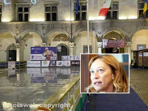Viterbo – Lo striscione della mostra “Michelangelo e la cappella Sistina” e le pubblicità deturpano i portici di piazza del comune - Nel riquadro la soprintendente Margherita Eichberg