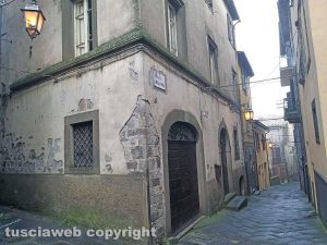 Montefiascone - Via della Viola con i lampioni accesi di giorno
