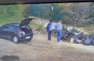 Civitavecchia - Gettano rifiuti per strada