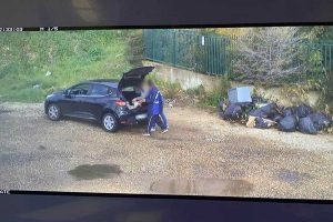 Civitavecchia - Gettano rifiuti per strada