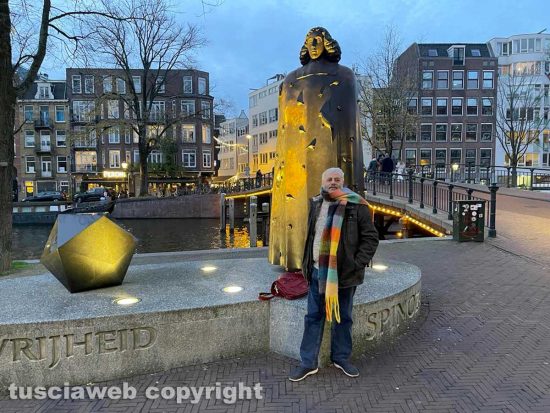 Amsterdam - Carlo Galeotti davanti alla statua di Baruch Spinoza