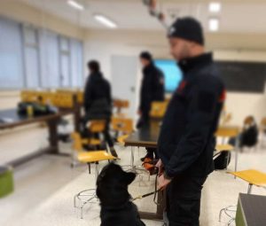 Carabinieri - Controlli nelle scuole