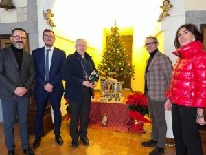 Natale 2022 - Confartigianato e Coldiretti consegnano la statuina al vescovo Piazza