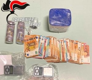 Orte - La droga e i contanti sequestrati dai carabinieri