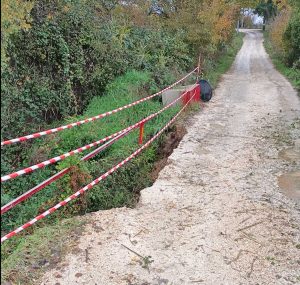 Manciano - Cede il terreno sotto un ponte