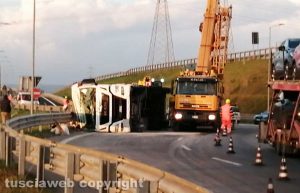 Civitavecchia - Tir si ribalta alla rotatoria