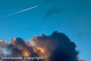 Scia di un aereo all'alba