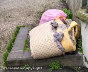 Viterbo - Immondizia lasciata in strada