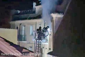 Viterbo - Incendio in un appartamento in pieno centro storico nella notte