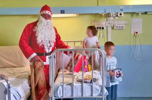 Viterbo - Il Babbo Natale dell'Asd Sorianese calcio va a trovare i bambini del reparto di pediatria di Belcolle