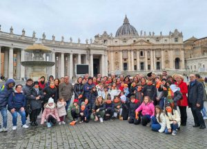 Roma - I piccoli infioratori di Bolsena con i genitori e il presidente Roebrto Basili a piazza San Pietro