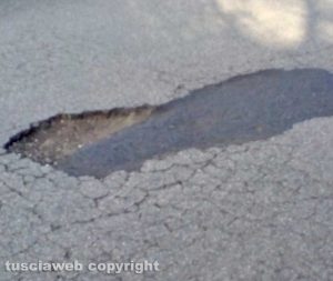 Una buca sulla strada (archivio)