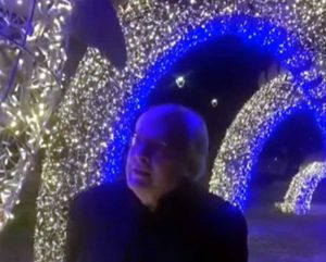 Un'immagine di Sgarbi che passeggia tra le luminarie di Gaeta
