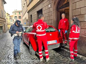 Viterbo - L'intervento dei sanitari della Croce rossa in via Mazzini