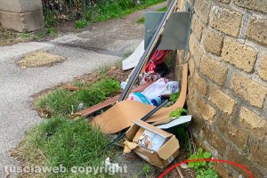Viterbo - Spazzatura in via Vico Squarano