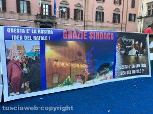Viterbo - La manifestazione degli ambulanti contro la decisione sul mercatino di Natale