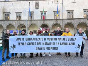 Viterbo - La manifestazione degli ambulanti contro la decisione sul mercatino di Natale