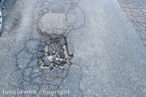 Viterbo - Buche in via Col Moschin