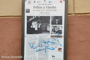 Viterbo - Il cartello in ricordo del film girato a piazza delle Erbe
