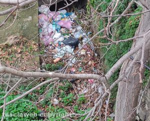 Viterbo - Discarica nel quartiere medioevale, sotto Ponte di paradosso