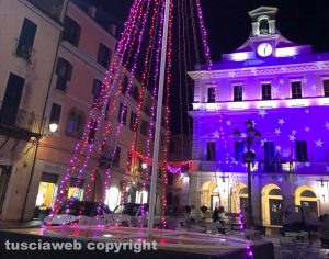 Civita Castellana - Albero di piazza Matteotti illuminato a metà