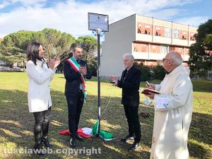 Civita Castellana - Intitolazione parco a Sergio Caprari - L’assessore Giovanna Fortuna, il sindaco Luca Giampier, Roberto Caprari e don Ampelio