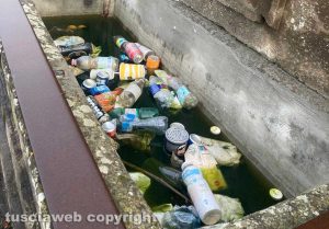 Viterbo - Bottiglie di plastica nella fontana davanti al cimitero