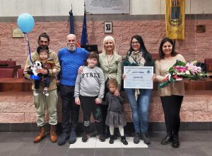 Civitavecchia - I sindaco Tedesco con il primo nato 2022 e la sua famiglia