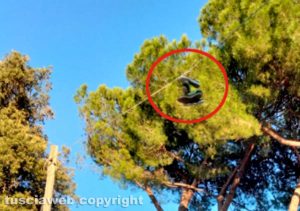 Viterbo - Via Campo scolastico - Un paio di scarpe appese al filo della corrente